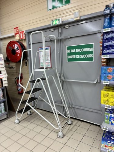 sortie de secours encombrée